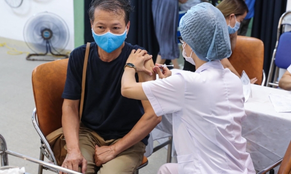 Thủ tướng yêu cầu thúc đẩy mạnh mẽ, quyết liệt việc tiêm vaccine phòng COVID-19, bảo đảm an toàn, hiệu quả