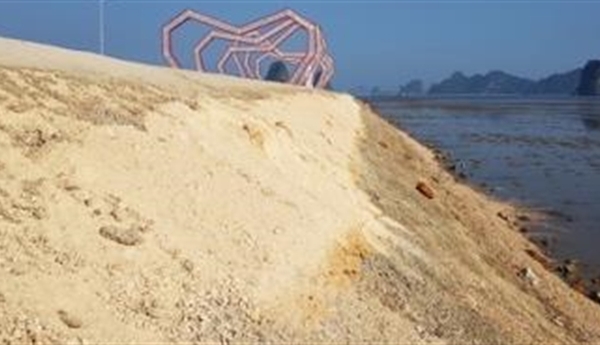 Đổ đất lấn vịnh Bái Tử Long: Dân nằm ngủ giữ đất