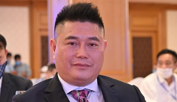 Bầu Thụy lấn sân, bầu Đức chưa thể thoát lỗ