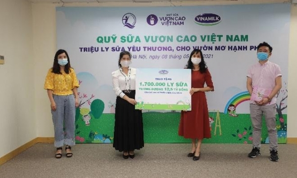 Vinamilk & Quỹ sữa vươn cao Việt Nam 2021 trao tặng 1,7 triệu ly sữa hỗ trợ trẻ em khó khăn giữa dịch Covid-19