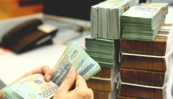Người dân bớt gửi tiền vào ngân hàng