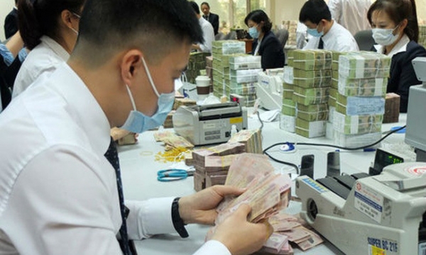 Thu nhập của nhân viên ngân hàng giảm mạnh vì Covid-19