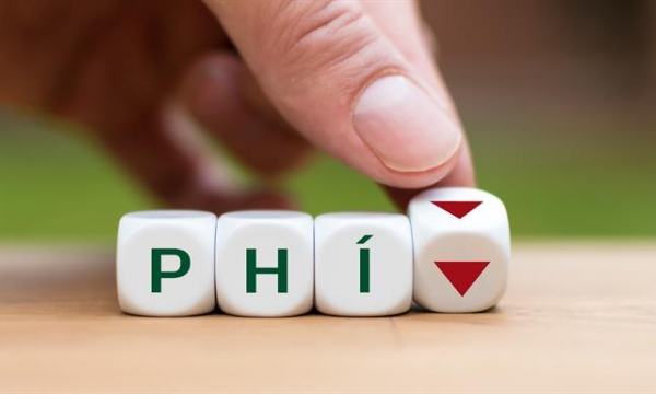 Vì sao ngân hàng rầm rộ miễn, giảm phí dịch vụ?