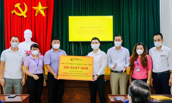 CBNV T&T Group trao tặng 3.000 suất quà cho người dân Hà Nội gặp khó khăn do Covid-19