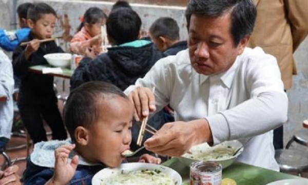 Bát phở lên núi và gói mì tôm đến vùng lũ