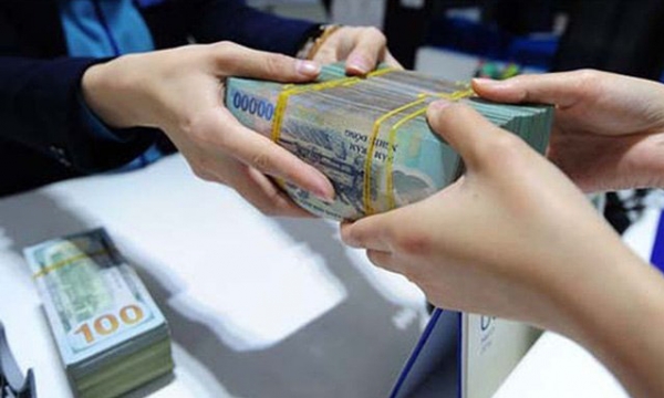 Lãi suất thấp, người dân 'chê' gửi tiết kiệm nhưng ngân hàng vẫn 'thừa tiền'