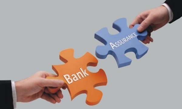 Năm 2020, bancassurance tiếp tục bùng nổ và nỗi lo ngân hàng bán 'bia kèm lạc'