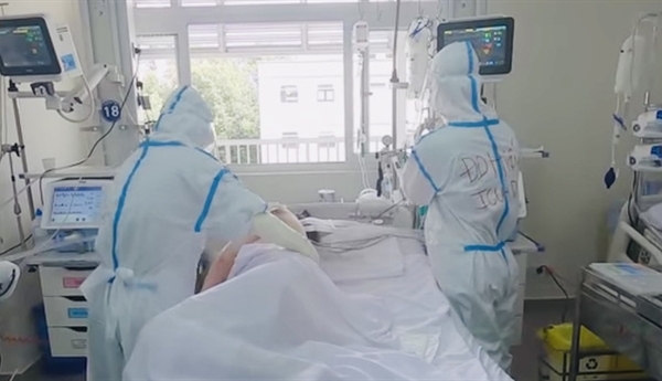 Đổ xô mua thuốc 'hỗ trợ điều trị Covid-19': Tâm lý đám đông