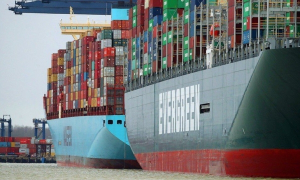 The Economist: Khi chi phí vận tải không giảm, tàu hết chỗ nằm chờ, doanh nghiệp buộc phải chuyển hướng ra sao?