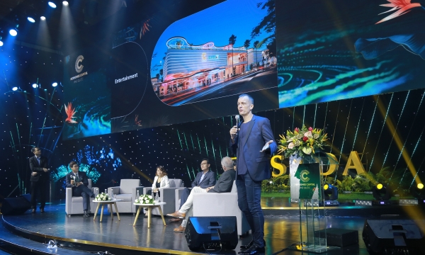 Meyhomes Capital Phú Quốc tặng khách hàng Mercedes C180 trong ngày cưới