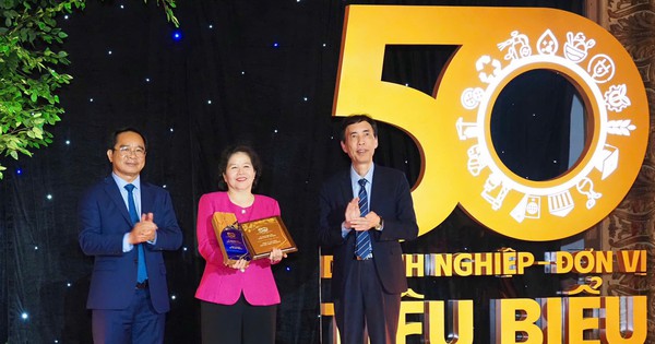 Vinamilk được vinh danh là doanh nghiệp tiêu biểu của TP.HCM nhân kỷ niệm 50 năm thống nhất đất nước