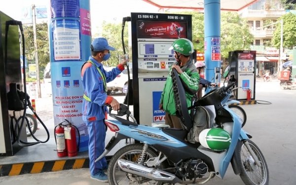 Giá xăng dầu giảm mạnh, xăng RON 95 xuống dưới 20.000 đồng/lít