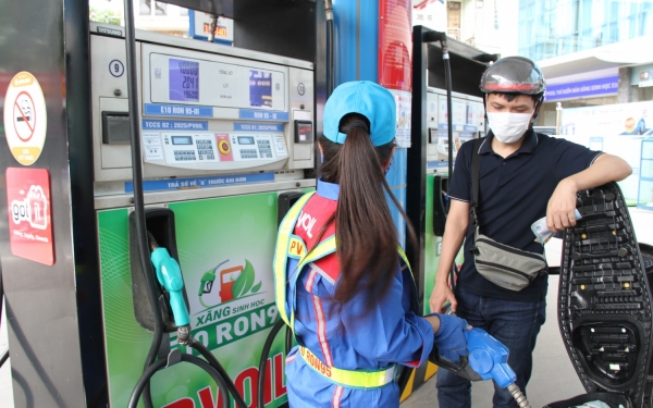 Giá xăng vượt 20.000 đồng/lít, tăng mạnh cùng các mặt hàng dầu