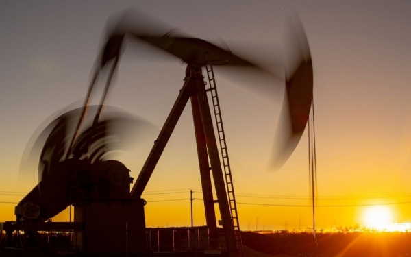 Nhu cầu dầu chững lại trên toàn cầu, dự trữ bật tăng