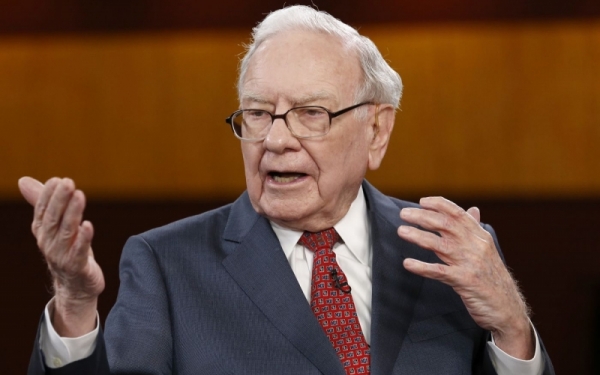 Nhà đầu tư huyền thoại Warren Buffett chỉ ra 12 điều khiến người nghèo lãng phí tiền