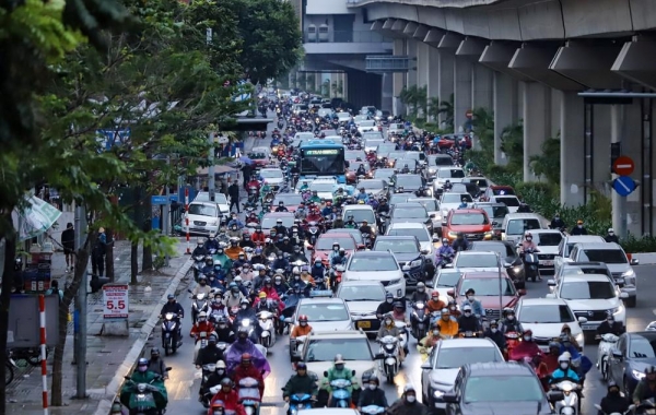 Hà Nội đẩy mạnh lộ trình 'cấm xe xăng': Ông lớn nào sẽ thắng lớn trong sân chơi điện hóa phương tiện?