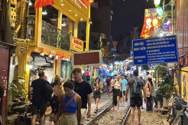 Hà Nội: Khu cà phê đường tàu ‘cấm ngày bày đêm’, nhộn nhịp đón khách