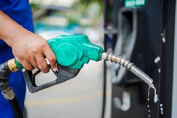 Giá xăng dầu giảm lần thứ 2 liên tiếp, RON95 về sát mốc 23.000 đồng/lít