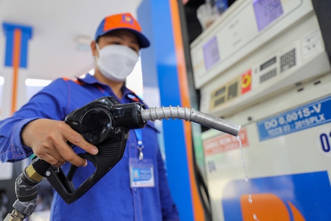 Giá xăng dầu đồng loạt giảm, RON95 xuống dưới 22.400 đồng/lít