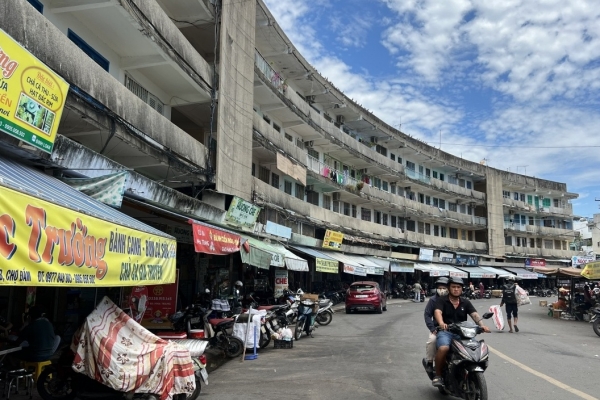 Tin bất động sản tuần qua: Chung cư cũ ở Khánh Hòa xuống cấp nghiêm trọng