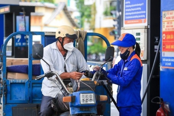 Giá xăng dầu giảm mạnh, RON95 xuống còn hơn 21 nghìn đồng/lít