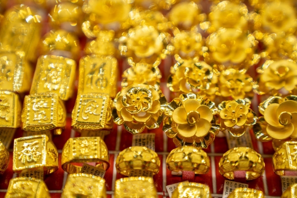 Giá vàng thế giới đột ngột giảm sâu, vàng nhẫn SJC vẫn giữ mức cao kỷ lục 