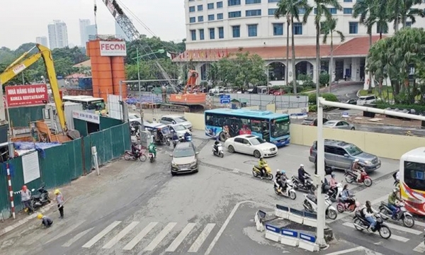 Hà Nội: Rào chắn gầm cầu vượt Nguyễn Chí Thanh để thi công