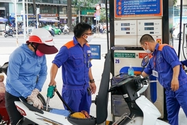 Giá xăng dầu đồng loạt giảm nhẹ 342 đồng/lít