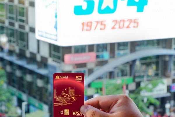Ngắm lại những khoảnh khắc thiêng liêng ngày Đại lễ qua bộ ảnh lạ
