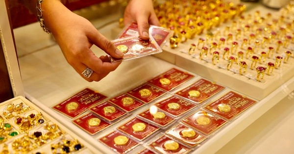 Giá vàng tăng giảm thất thường, trở lại vùng đỉnh