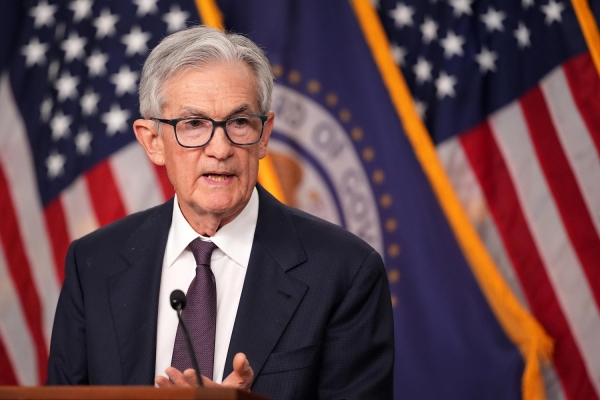Fed giữ nguyên lãi suất, 'bỏ qua' lời kêu gọi cắt giảm của ông Trump