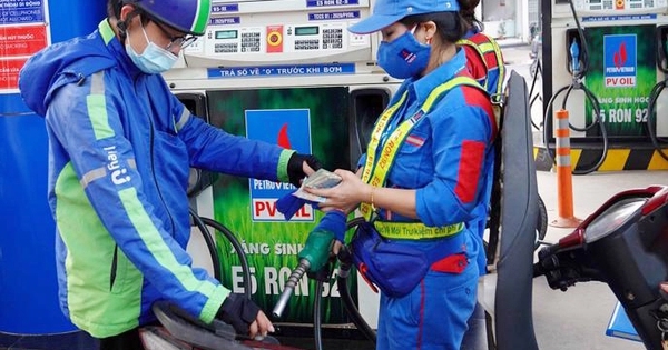 Giá xăng tăng nhẹ, giá dầu giảm