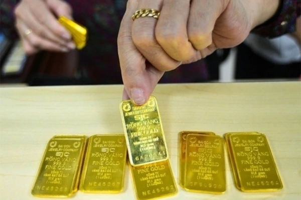 Mua bán vàng từ 20 triệu đồng phải chuyển khoản