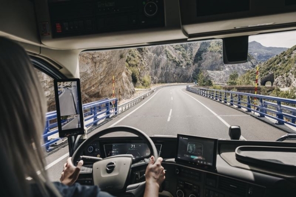 Volvo phát triển công nghệ tay lái tự động giúp tăng cường an toàn khi lốp xe bị nổ