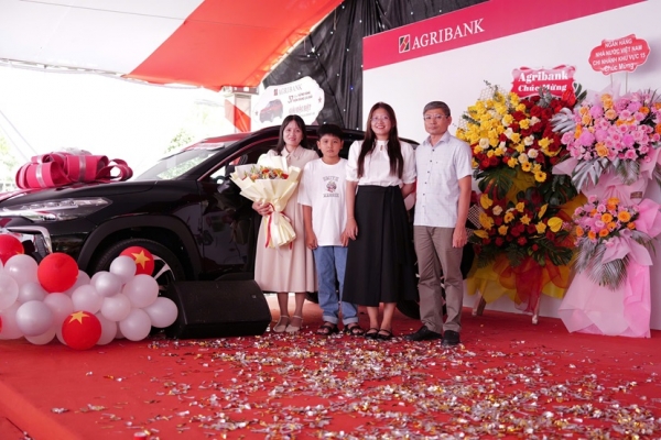 Agribank trao Giải Đặc biệt 01 ô tô cho khách hàng may mắn trong chương trình “37 năm