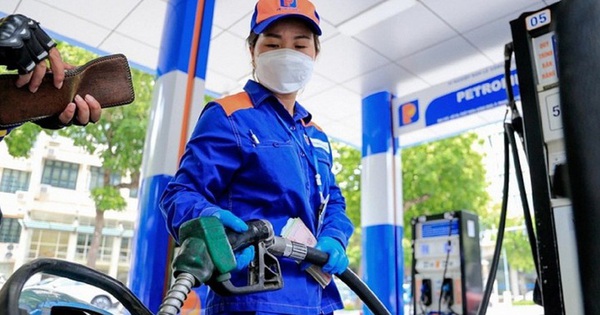 Giá xăng dầu đồng loạt giảm xuống dưới 20.000 đồng/lít
