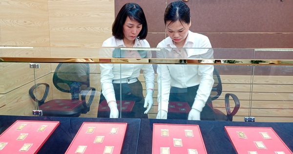 Giá vàng trong nước tiếp tục tăng mạnh, giao dịch quanh mức 127,7 triệu đồng