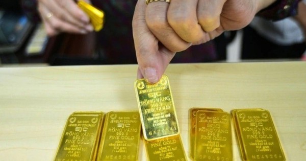 Giá vàng lần đầu tiên cán mốc 128 triệu đồng