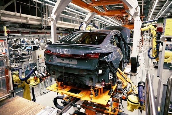 Volkswagen và Audi tạm dừng sản xuất xe điện