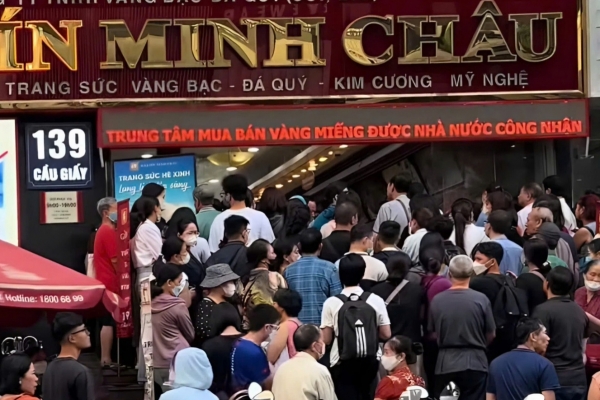 Người dân xếp hàng mua vàng trước tin áp thuế giao dịch