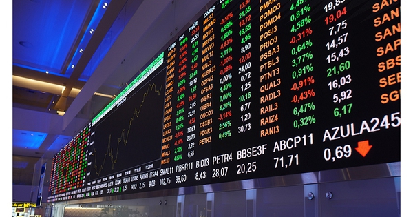 Cơn 'bão bán tháo' cuốn bay hơn 30 điểm VN-Index