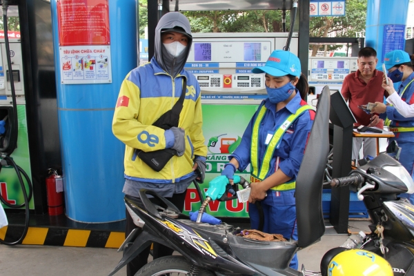 Giá xăng dầu điều chỉnh trái chiều từ 15h ngày 6/11