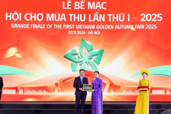 Agribank trao 10 tỷ đồng cùng cả nước hướng về đồng bào vùng bão lũ