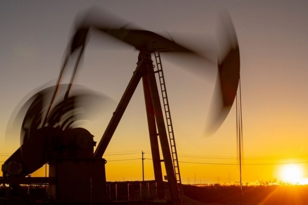 Nhu cầu dầu chững lại trên toàn cầu, dự trữ bật tăng