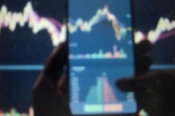 Dòng tiền “đổi gu”: Cổ phiếu vốn hóa vừa hút mạnh, VN-Index tăng nhẹ trong phiên đầy biến động