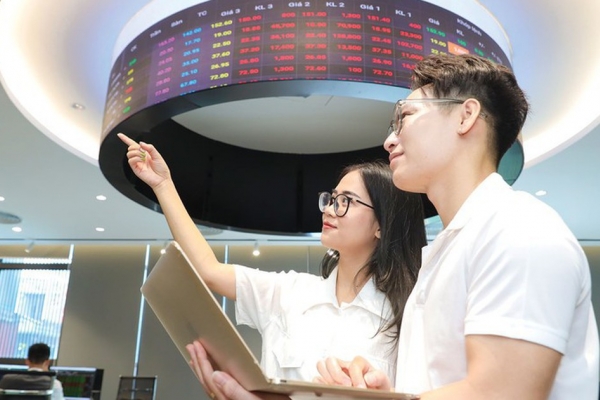 VIC dẫn sóng, VN-Index vượt 1.717 điểm sau phiên giằng co mạnh