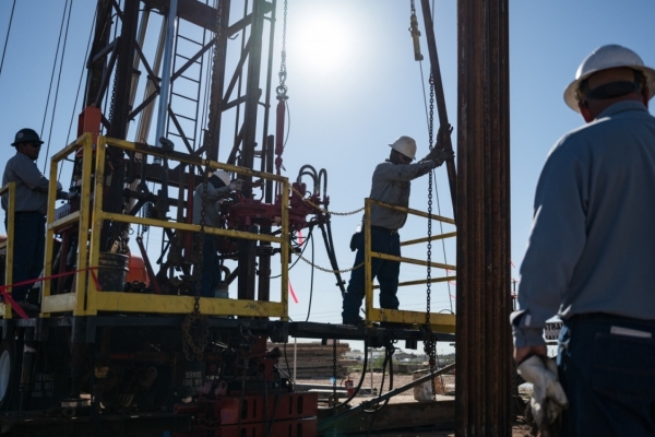 Giới đầu tư chuyển hướng sang cổ phiếu năng lượng