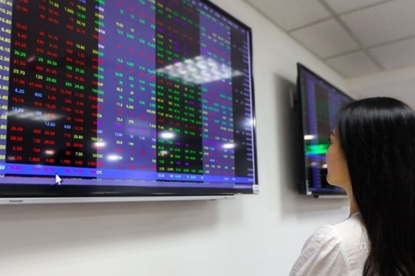 Dòng tiền bắt đáy nhập cuộc mạnh, VN-Index bật tăng trở lại sát mốc 1.680 điểm