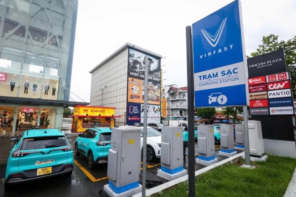 FPT Retail (FRT) chính thức bắt tay V-Green, biến hàng trăm cửa hàng FPT Shop thành trạm sạc ô tô điện