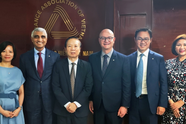 CEO Manulife Châu Á cam kết đầu tư lâu dài vào ngành bảo hiểm nhân thọ và sức khỏe tại Việt Nam